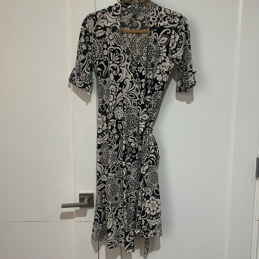 And Taylor size 0 black and white floral wraparound knee length flirty dress